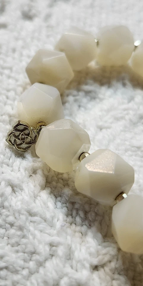 Pulsera Kendra Scott Sadie Elástica Rodio Color Marfil/Plata Piedras Preciosas Foto 4 de 4