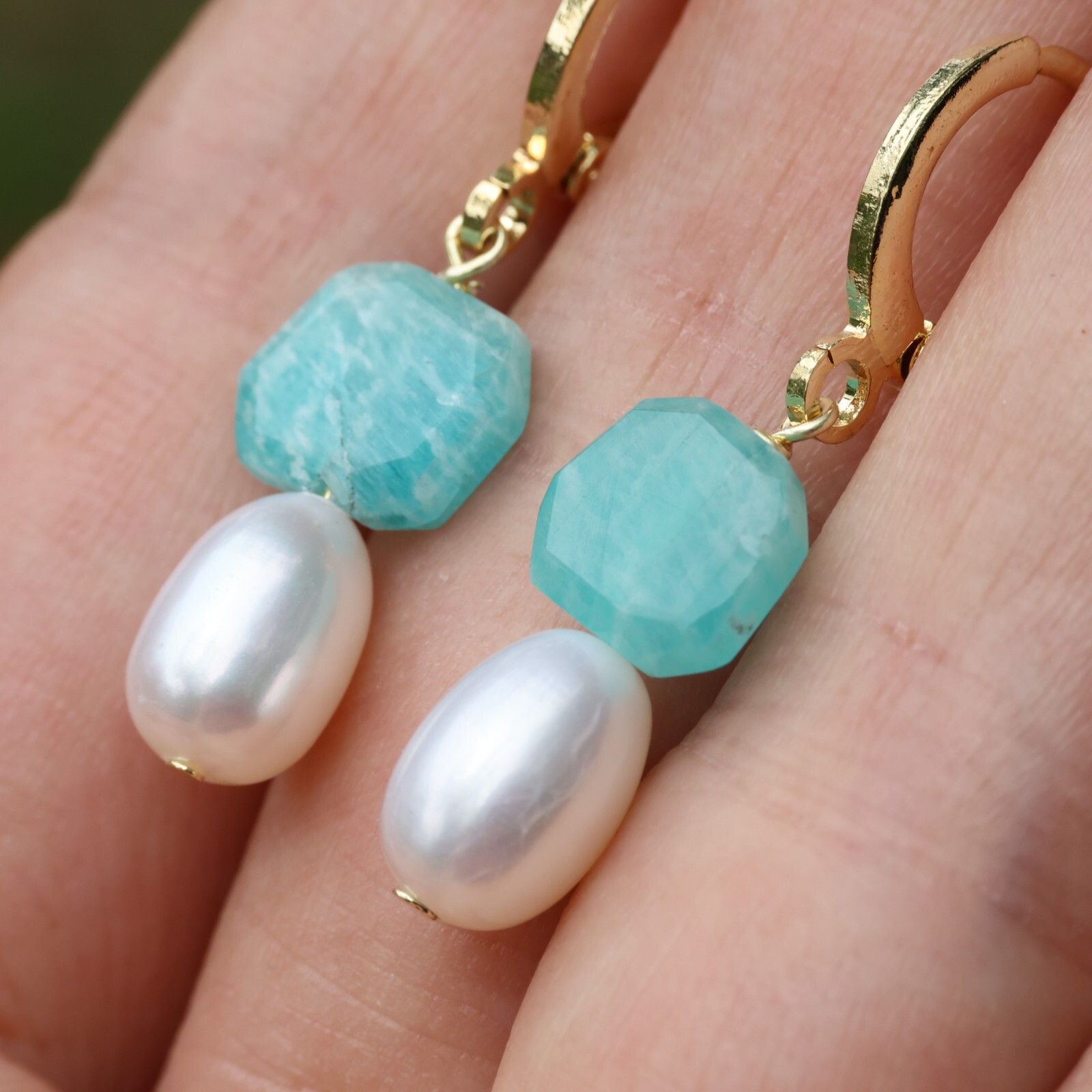 Créoles en pierre précieuse amazonite et perle d'eau douce premium