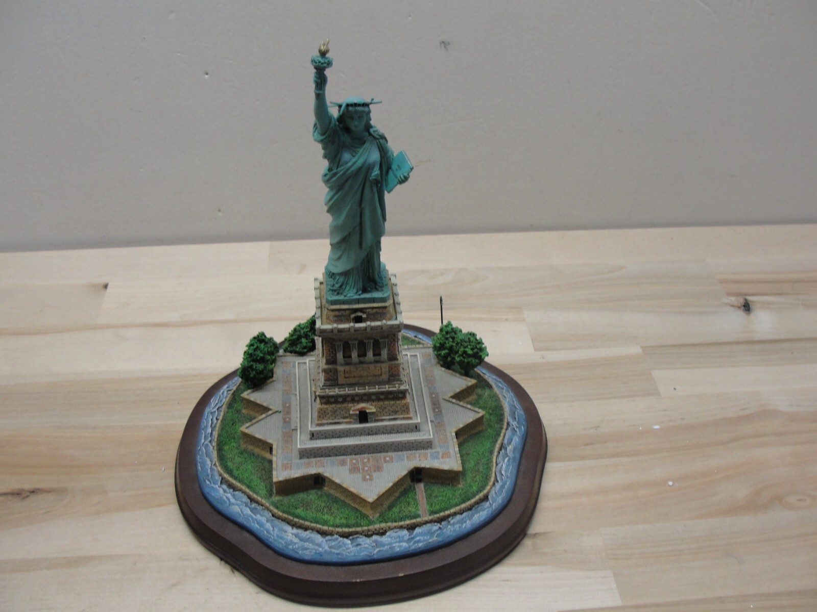 DANBURY MINT STATUE OF LIBERTY SCULPTURE ~ READ