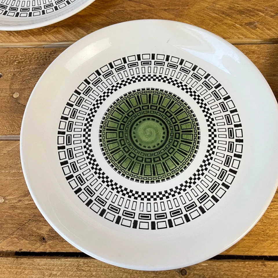 Vintage Biltons Dinner Plates x 4 Green Centre. 10" / 25.5cms  1970s - Image 3 of 4