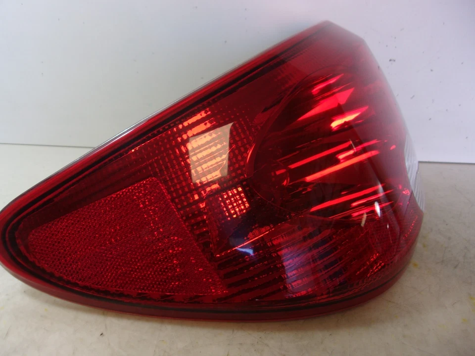 Luz trasera Saturn serie L L200 L300 2003-2005 sedán conductor cuarto izquierdo panel OEM Foto 2 de 4