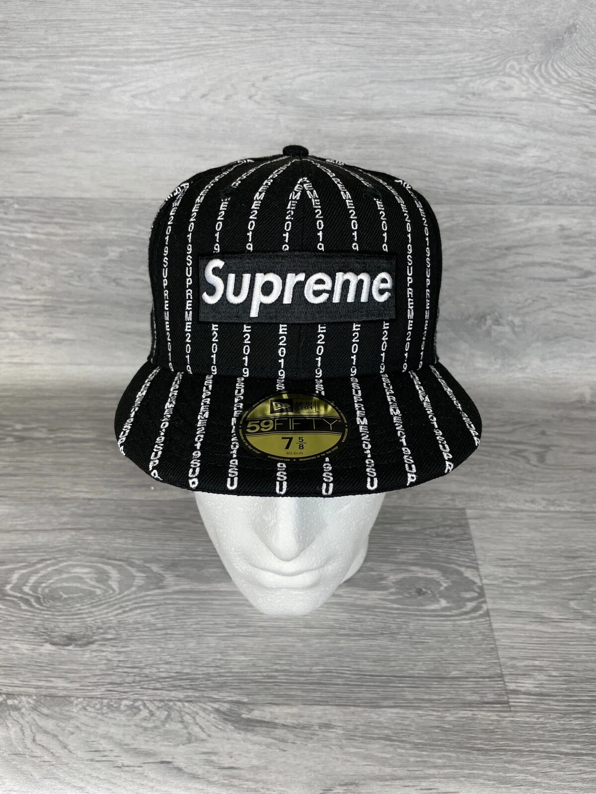 Casquette ajustée New Era x Supreme Text Stripe Logo noire, taille 7 5/8