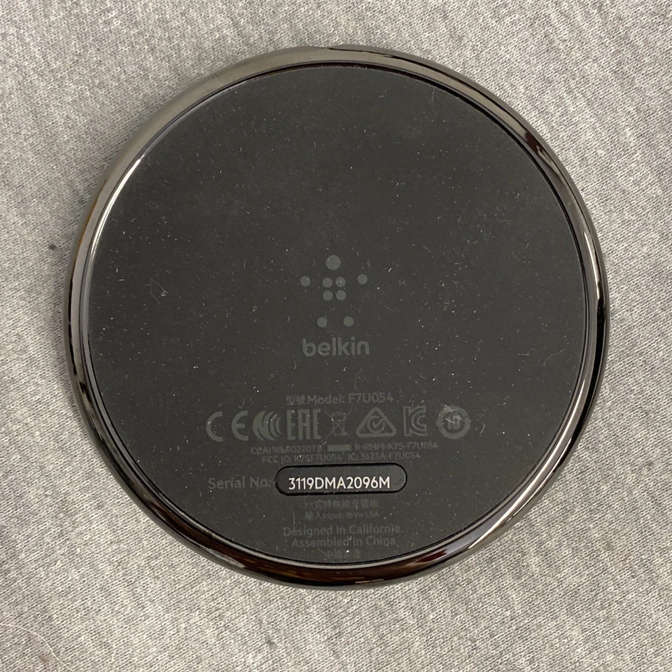 Almohadilla de carga inalámbrica redonda Belkin Boost Up 7,5 W iQ para iPhone F7U054 Foto 3 de 4