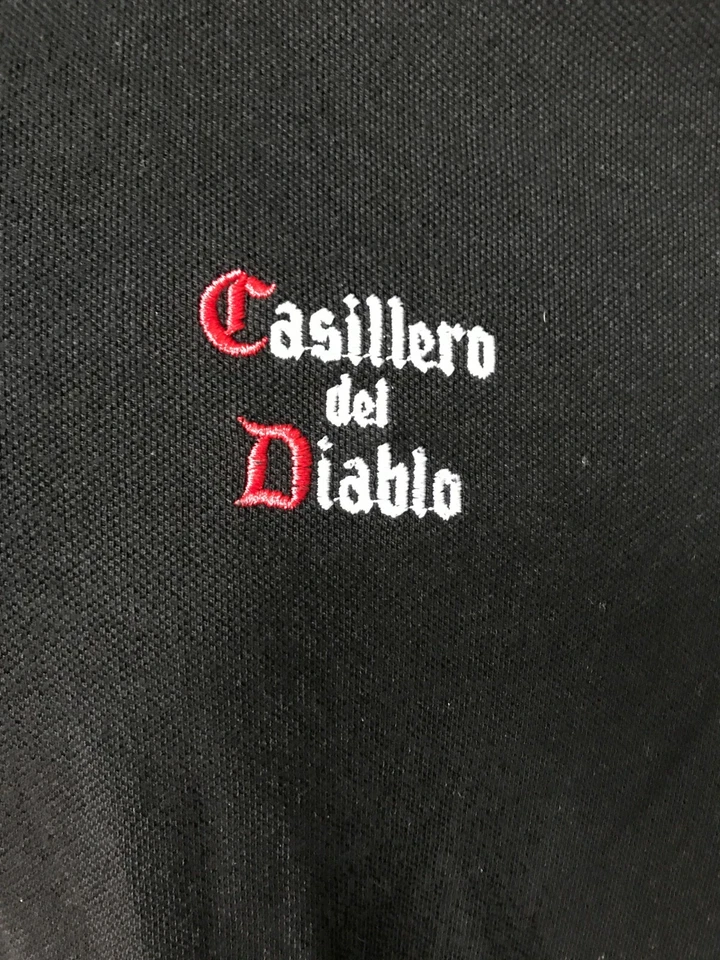 Polo Casillero del Diablo (XL) Negro ~ Bordado Ortografía Foto 3 de 4