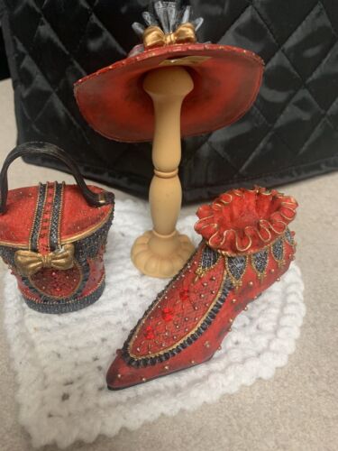 Wiktoriańskie buty, torebka, kapelusz i kapelusz stojak miniaturowe czerwone moda damska - Zdjęcie 1 z 9