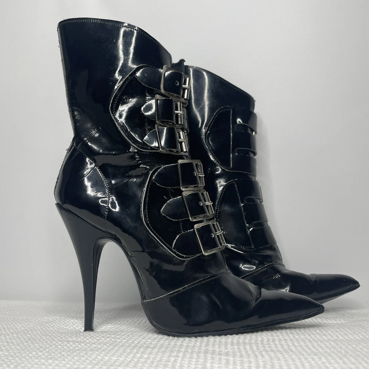 Past auction: Six pairs of Chanel size 5B shoes 1990s