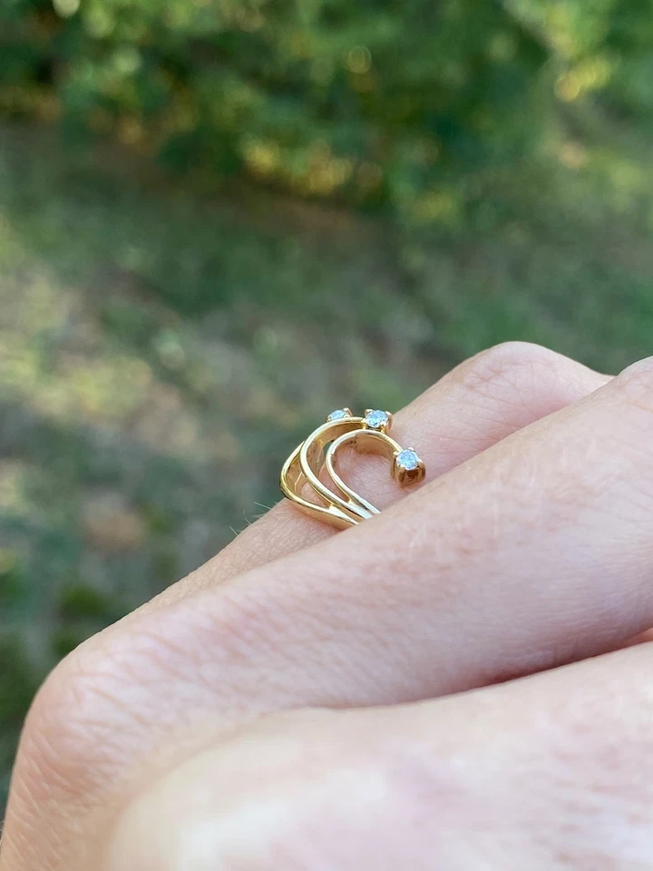 Anillo con banda giratoria de diamantes redondos genuinos enchapado en oro amarillo de 14 k en plata Foto 4 de 4