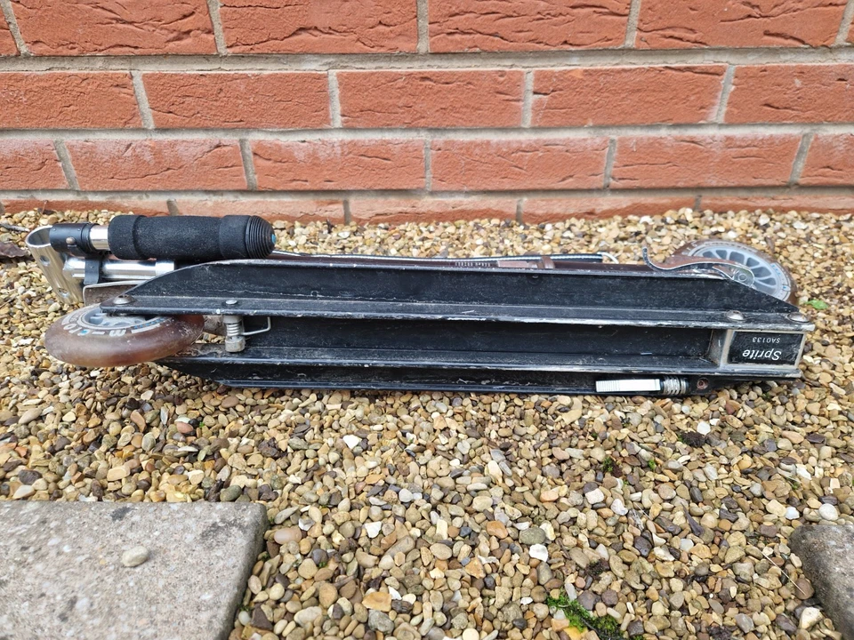  Micro Stripe Sprite Scooter, schwarz. (5 bis 12 Jahre). - Bild 4 von 4