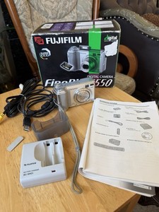 Fujifilm FinePix E550 Digital Camera Digital Camera Busted Screen PARTS/REPAIR