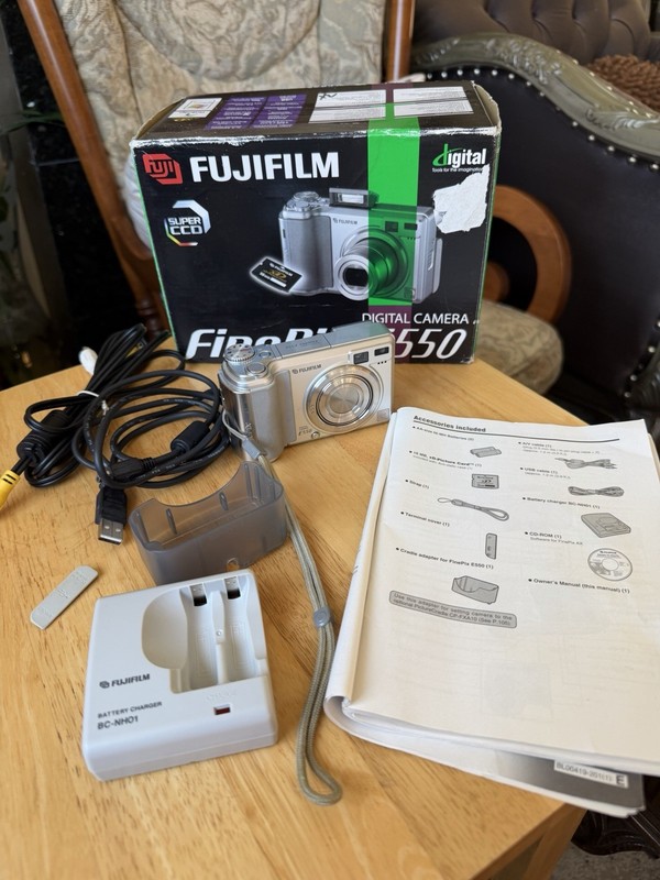 Fujifilm FinePix E550 Digital Camera Digital Camera Busted Screen PARTS/REPAIR
