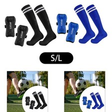 Fußballschienbeinwächter mit Fußball -Socks -Fußballausrüstung