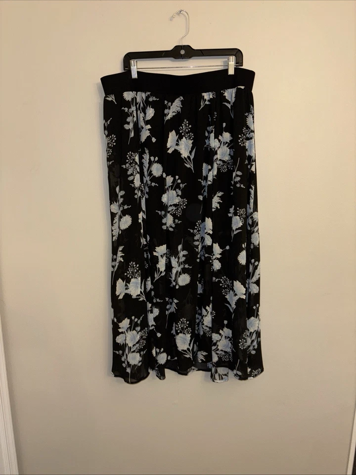 Maxi falda corta Torrid 2X 18/20 talla grande negra floral de gasa con calzoncillos Foto 3 de 4