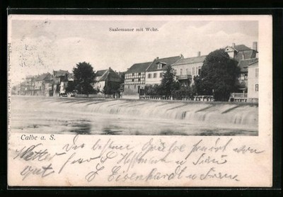 Calbe a. S., Ansichtskarte, Saalemauer mit Wehr, vom Wasser gesehen 