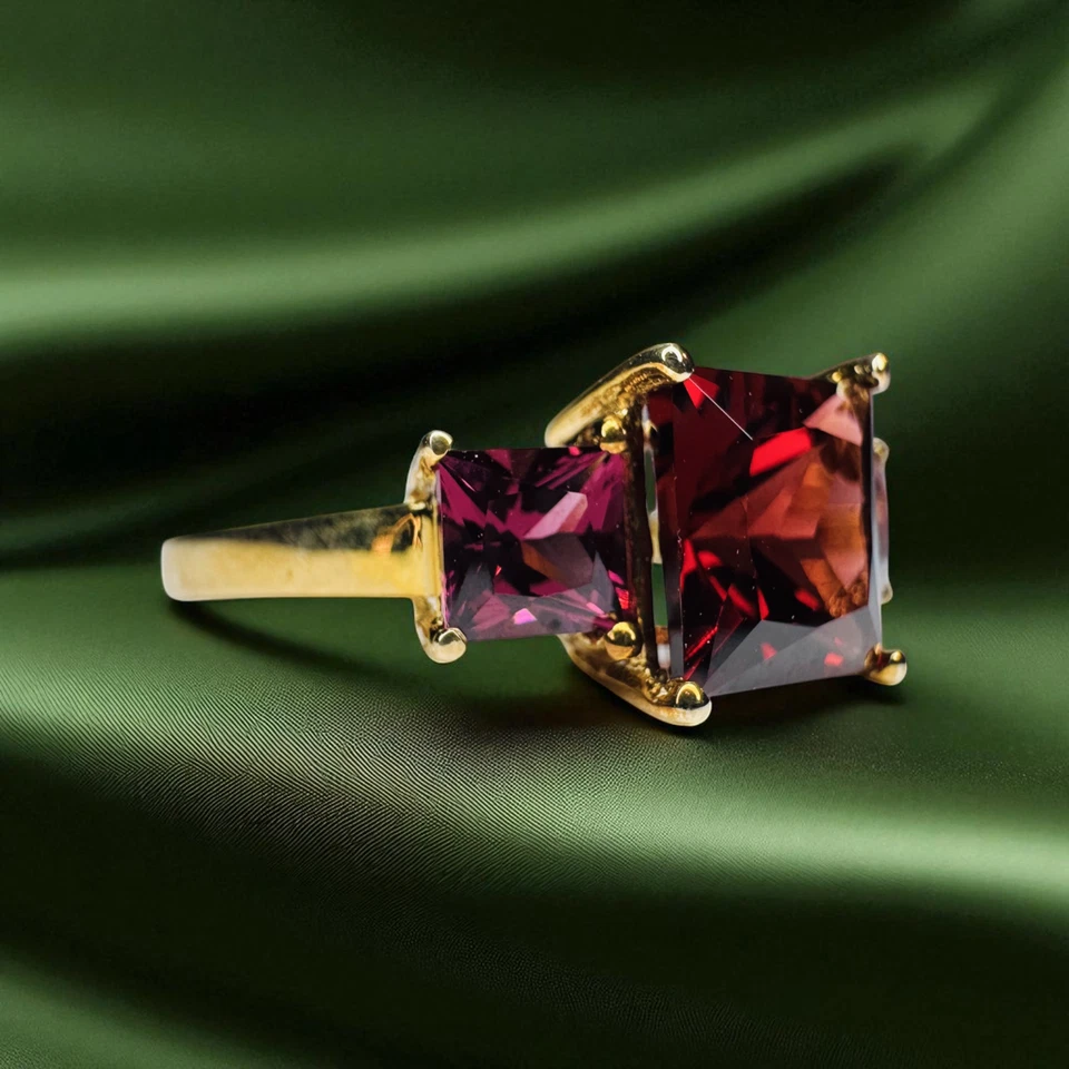 VINTAGE- Natural Indian Garnet Ring in 10K Gold- Sz 7- 3.5 CTW -Three Stone Ring - Image 3 of 4