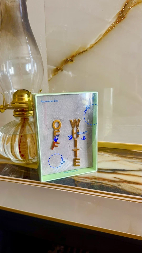 Pendientes con logo Off White chapados en oro  Foto 4 de 4