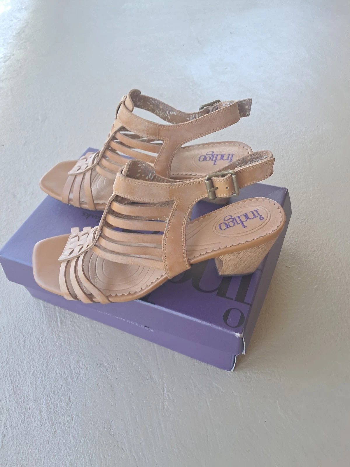 Sandali marroni Indigo By Clarks taglia 9 5 in pelle con ciondolo peluche punta aperta