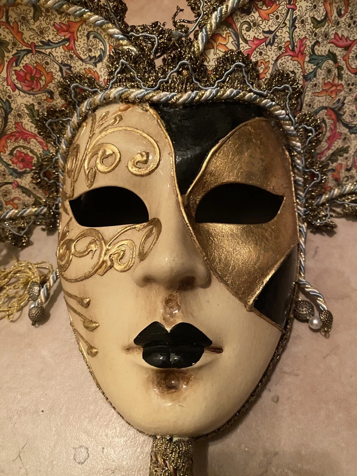 Italian Mask VENEZIA Hand-painted Made in Italy STAMPED With headdress - Image 3 of 4