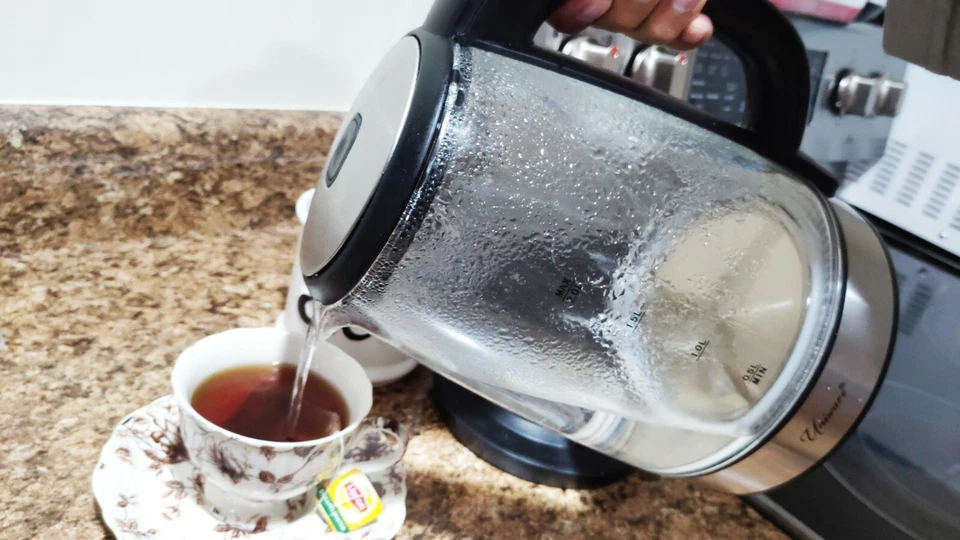  Tetera eléctrica de 2,1 cuartos de galón con luz LED azul de ebullición rápida, sin BPA Foto 3 de 4