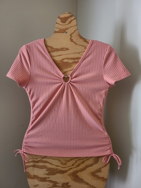 NWOT Womens Peach Short Sleeve V-Neck Heart Shaped Buckle Top Sz L 11-13 BY NoBo