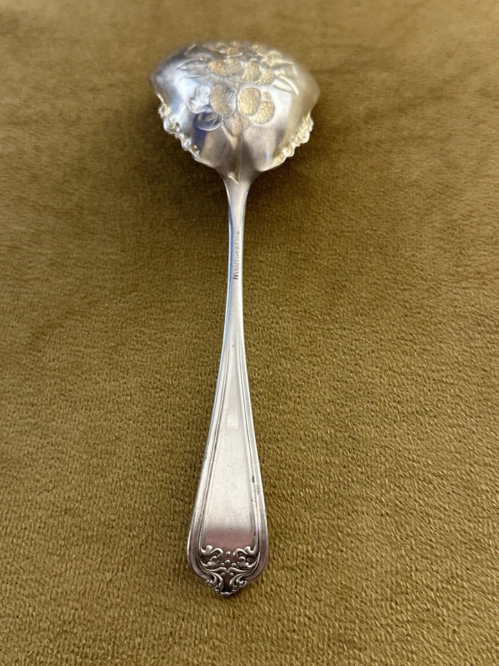 Antigua cuchara para servir bayas plateada Rogers Bros A1 Milam 1847 con MONO Foto 4 de 4