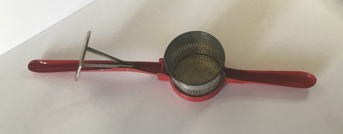 VINTAGE - 50er Jahre Metall Kartoffelpresse mit roten Griffen und Rahmen Stampfer Sieb - Bild 2 von 8