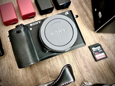 Sony Alpha 6500 + Zubehör   Cage-Set   4x Akkus   Ladestation   SD 64 GB   OVP