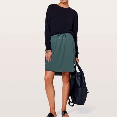 Lululemon Women s On The Fly Skirt 21'' Gravity Green Travel Commute Size 6