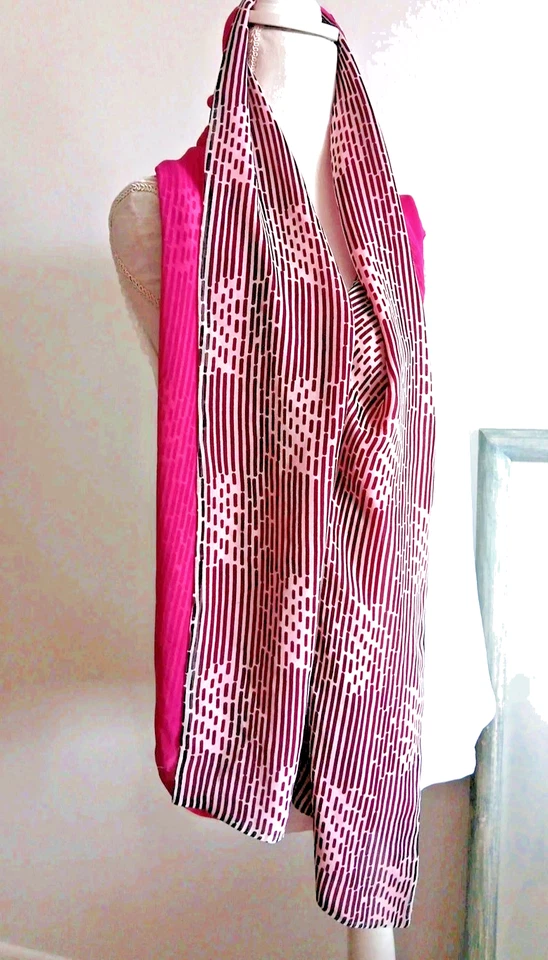 Bufanda Chico's 100% Seda Dos Capas Frontal Blanco y Negro Espalda Frambuesa 14" x 70" Foto 3 de 4