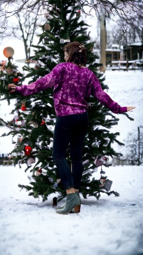 Pullover para mujer Calvin Klein teñido a mano con cuello en V talla L - Imagen 3 de 5