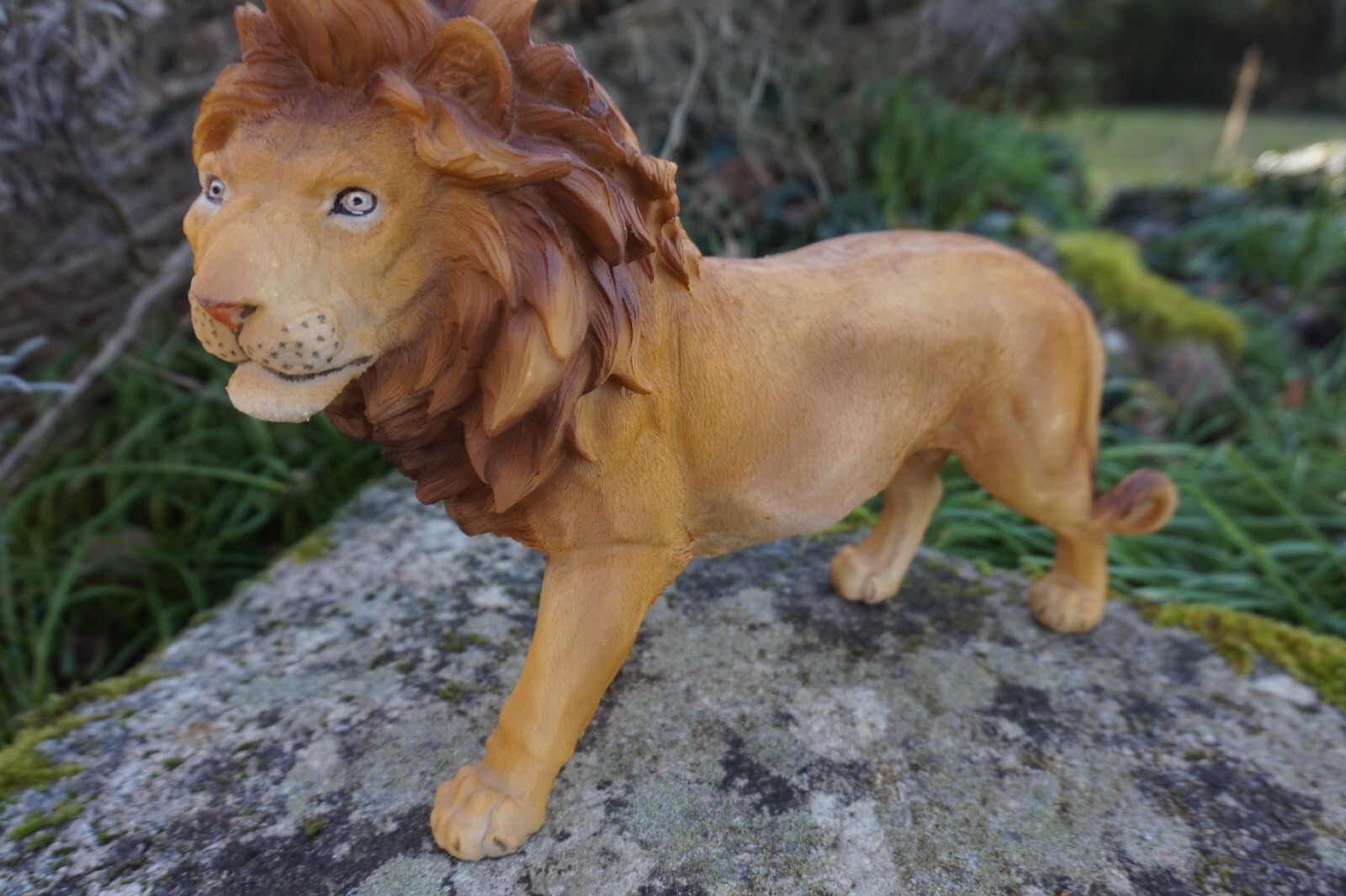 Statue lion grand modèle 34 cm en résine dorée pour décoration de salon chic