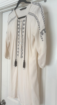 Zara Basic Collection Women s Size Medium Cream with Black Embroidery Mini Dress
