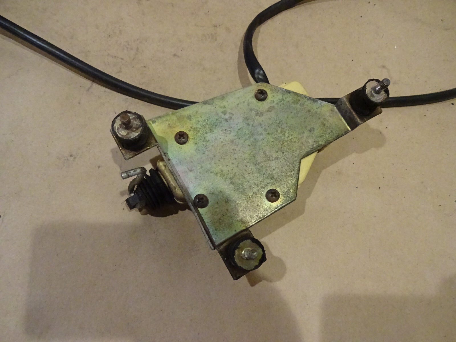 Ferrari 208, 328, Mondial t - RH Central Door Lock Device/Actuator P/N 62437700