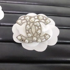 Women's Fashion Classic Three-dimensional Pearl Crystal Brooch GIFT