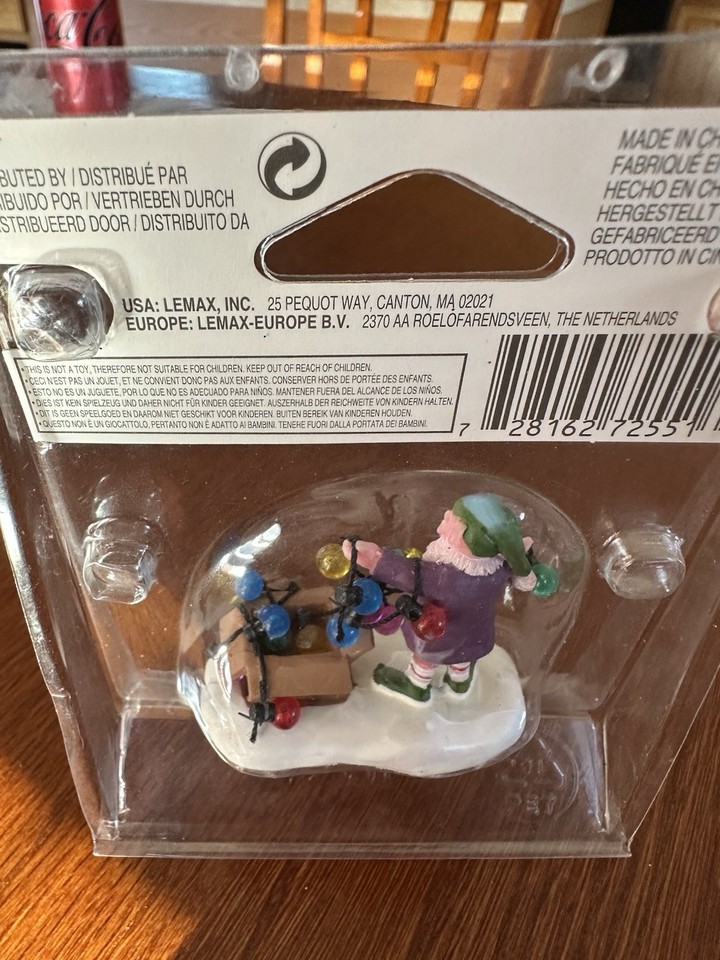 Lemax - Untangling The Lights 72551 - Figuretta Natalizia Resina Dipinta A Mano 5,6 Cm