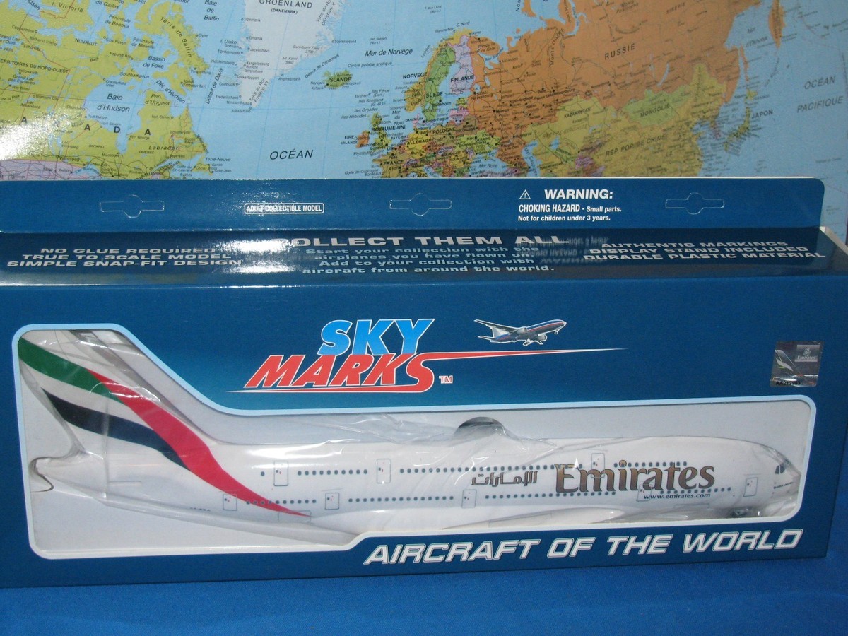 1/200 SKYMARKS EMIRATES AIRLINES AIRBUS A380-800 W/GEAR AIRCRAFT