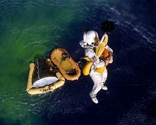ASTRONAUT FRANK BORMAN IS RECOVERED FROM GEMINI 7 - 8X10 NASA PHOTO (AA-616)