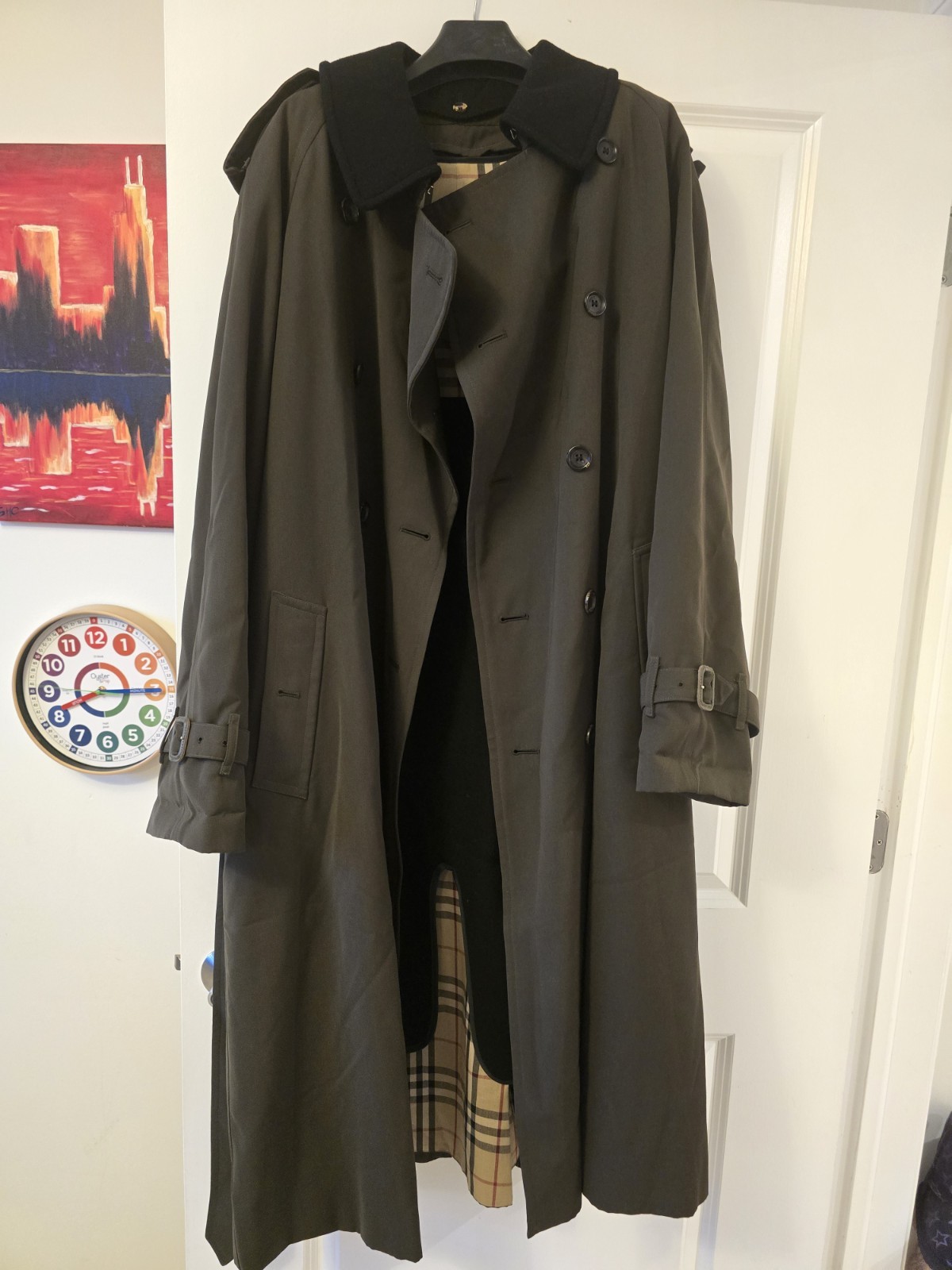 Burberry London men’s long trench coat in olive green Removable Liner Size 40R