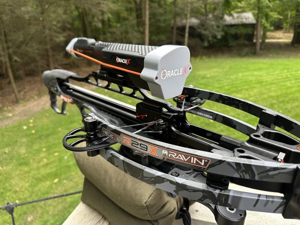 Nuevas tapas de mira telescópica efecto fibra de carbono gris claro Burris Oracle X con cable de choque naranja Foto 2 de 3