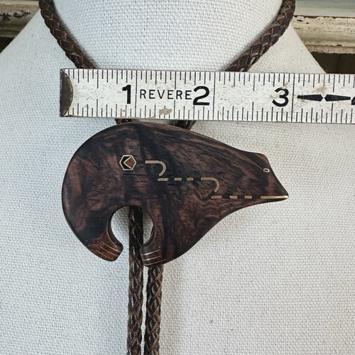 Incredible Vintage Brass Inlay Carved Western Wood Bolo Tie Artist Signed - Picture 6 of 13