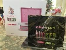 🩷💚 Crosley x Wicked: For Good Cruiser Plus Record Player Pink Limited Edition