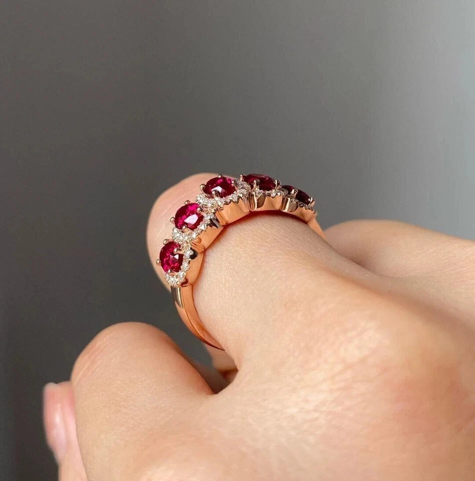 Anillo de media eternidad de rubí rosa simulado corte ovalado de 2,80 quilates enchapado en oro amarillo de 14 k Foto 4 de 4