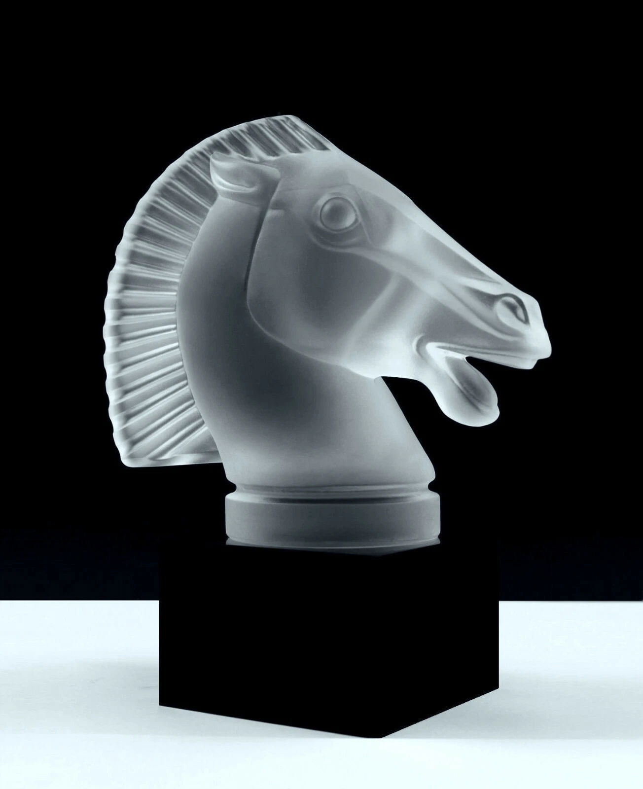 Statuina Art Decò Auto Mascotte in Vetro 'Longchamp' 1930' H.Hoffmann di Lalique