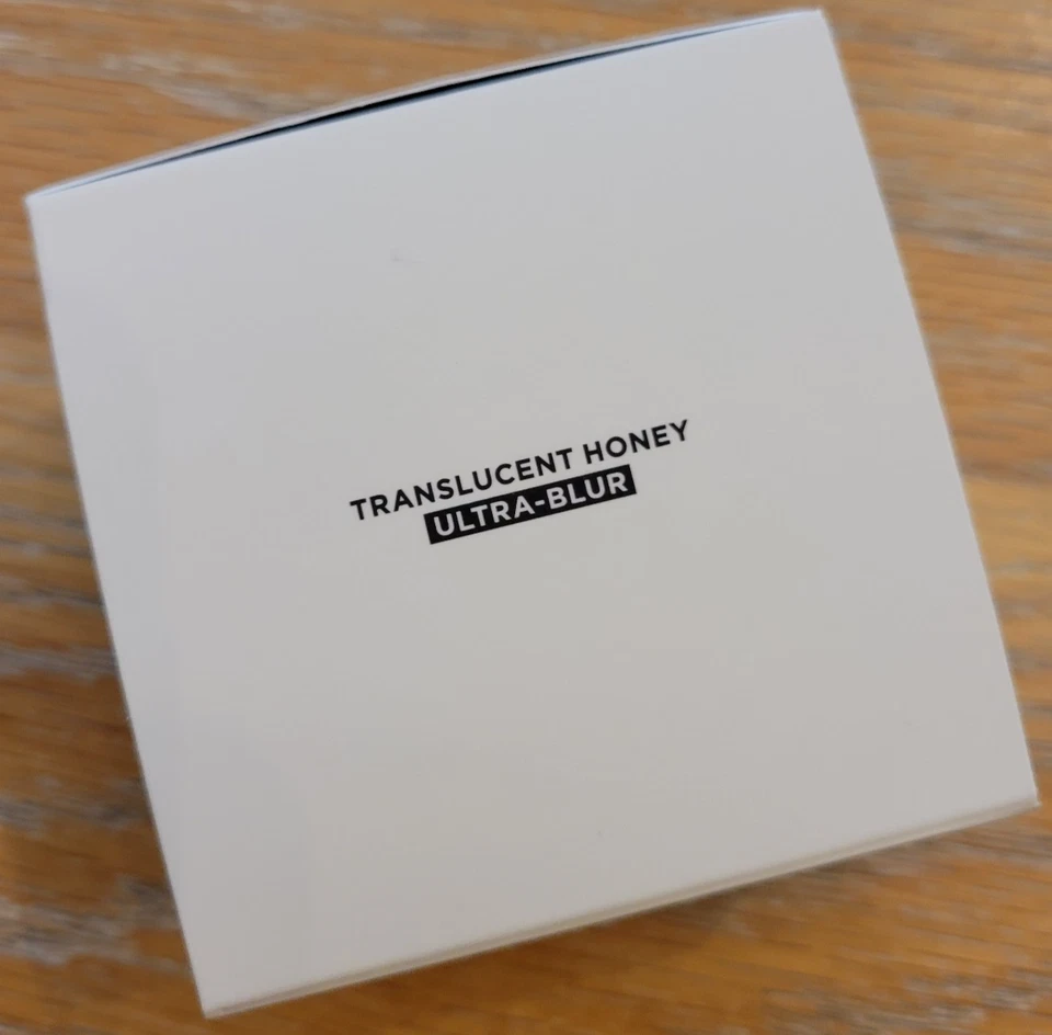 Laura Mercier Translucent Honey Loose Setting Powder Ultra-Blur 0.7 oz - Image 2 of 4