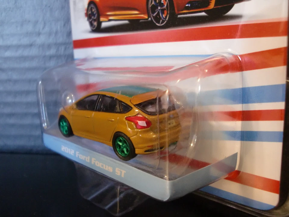 Greenlight Green Machine 2012 Ford Focus ST Chase 1 de 48 1/64 Die Cast - Imagem 4 de 4