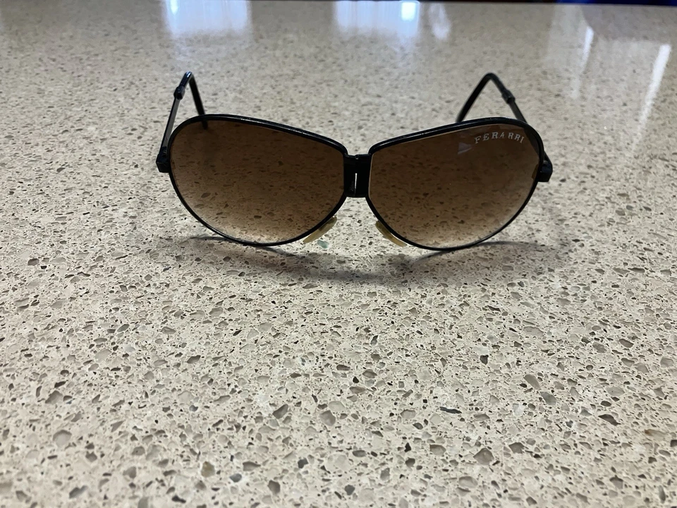 Gafas de sol plegables Ferrari Aviator vintage años 80 marco negro lentes marrones  Foto 3 de 4
