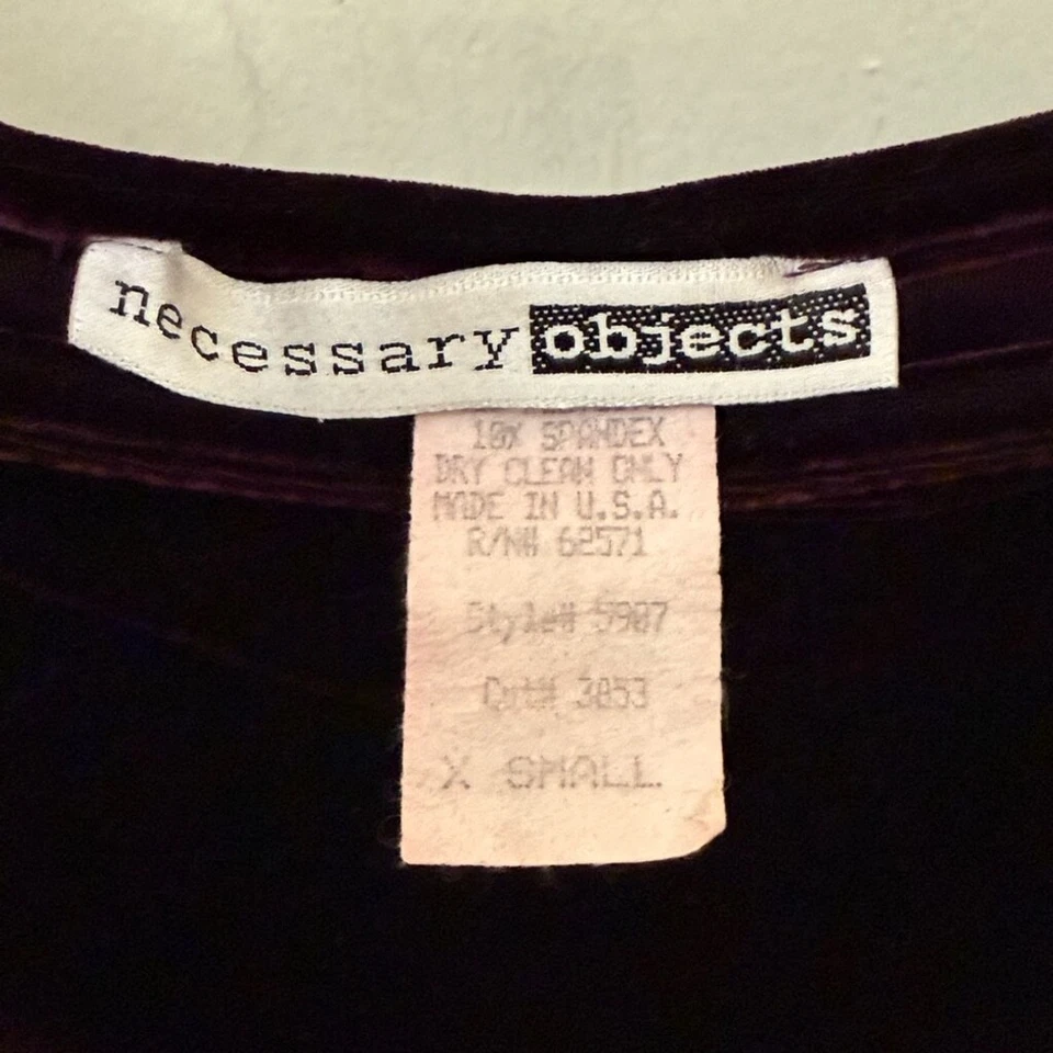 Top con correa de espagueti berenjena profunda terciopelo objetos necesarios vintage de los 90 Foto 3 de 4