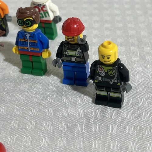 random lego minifigure lot of 13 PLUS A FEW HELMETS BATMAN ROBIN CONSTRUCTION - Bild 5 von 6