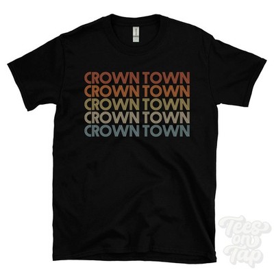 CROWN TOWN WIEDERHOLTES RETRO-STIL T-SHIRT Herren & Damen UK Ortsname Geschenk