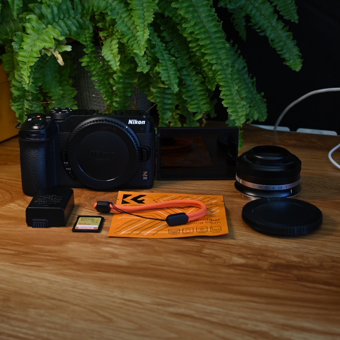 Nikon Z30 MINT with 27MM F/2.8 Lens + SD + Battery + Extras