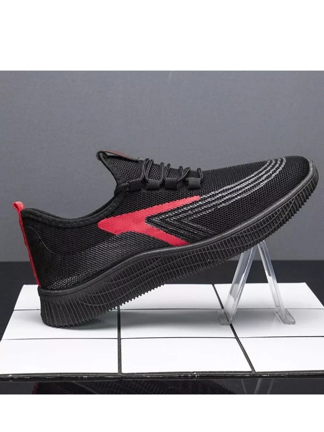 NIKE Scarpe da ginnastica decolte nere e rosse. Morbido e leggero. Traspirante taglia 9